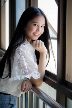 Taylandlı genç kız portresi. Mutlu ve rahat..