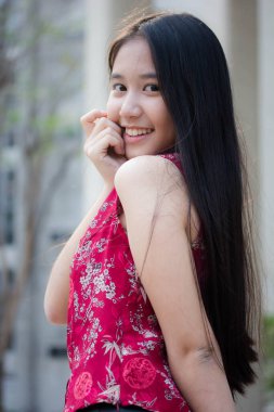 Taylandlı genç kız portresi. Çinli elbiseli güzel kız, rahatla ve gülümse..