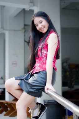 Taylandlı genç kız portresi. Çinli elbiseli güzel kız, rahatla ve gülümse..