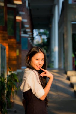 Taylandlı genç kız portresi. Mutlu ve rahat..