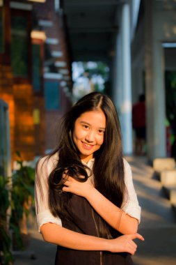 Taylandlı genç kız portresi. Mutlu ve rahat..