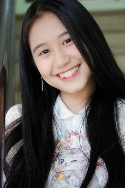 Портрет Тайського Підлітка Красива Дівчина Щаслива Розслабляється — стокове фото