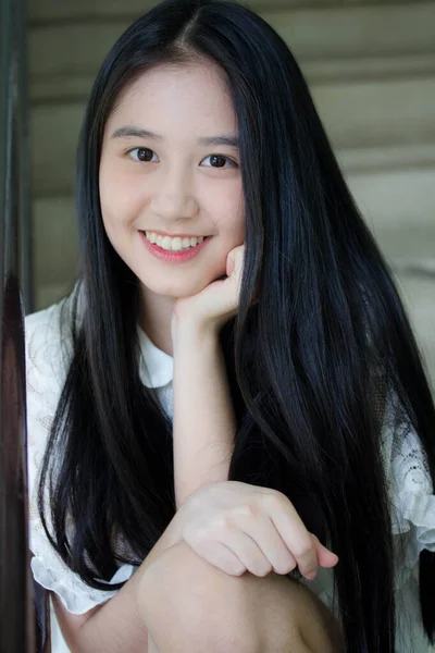 Porträt Thai Teen Schöne Mädchen Glücklich Und Entspannen — Stockfoto