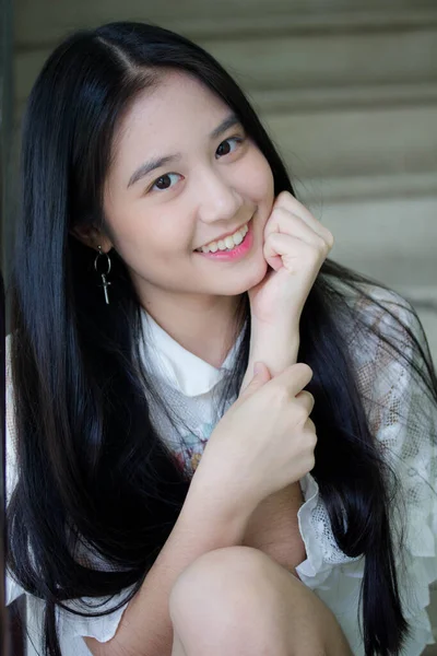Portret Tajskiej Nastolatki Piękna Dziewczyna Szczęśliwy Zrelaksować — Zdjęcie stockowe