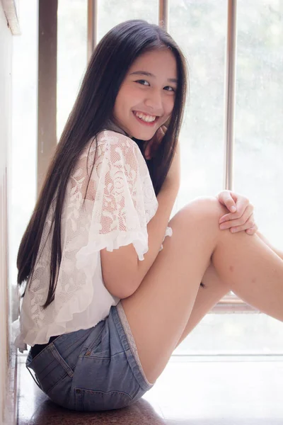 Taylandlı Genç Kız Portresi Mutlu Rahat — Stok fotoğraf