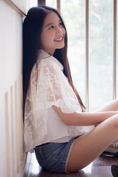Πορτρέτο Του Thai Έφηβος Όμορφη Κοπέλα Ευτυχισμένη Και Χαλαρώσετε — Φωτογραφία Αρχείου