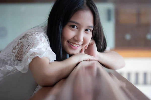 Potret Gadis Remaja Cantik Thailand Bahagia Dan Rileks — Stok Foto