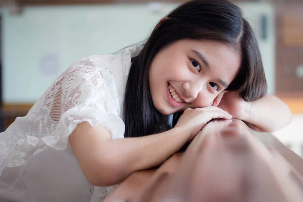 Potret Gadis Remaja Cantik Thailand Bahagia Dan Rileks — Stok Foto