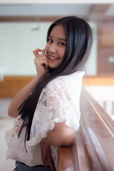 泰国人少女时代美丽姑娘的画像 快乐而悠闲 — 图库照片