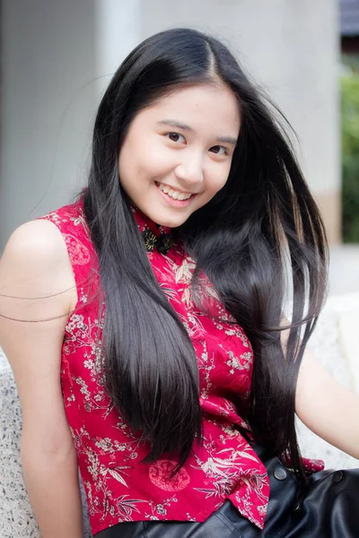 Portrait Von Thailändischen Teenager Schöne Mädchen Chinesischem Kleid Entspannen Und — Stockfoto
