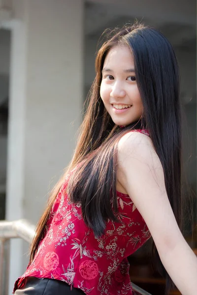 Porträtt Thai Tonåring Vacker Flicka Kinesisk Klänning Slappna Och — Stockfoto