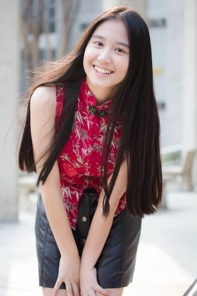 Portré Thai Tini Gyönyörű Lány Kínai Ruhában Pihenni Mosolyogni — Stock Fotó