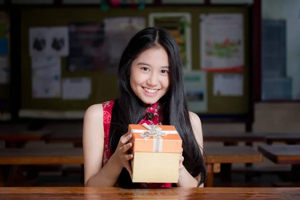 穿着中国服装的泰国人少女的画像 新年快乐 开箱送礼 笑容满面 非常快乐 — 图库照片