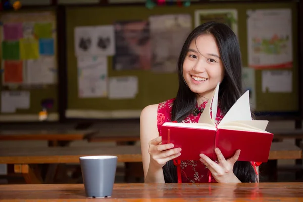 Retrato Tailandês Adolescente Linda Menina Vestido Chinês Ler Livro — Fotografia de Stock