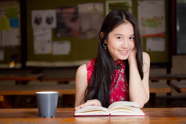 Retrato Tailandés Adolescente Hermosa Chica Vestido Chino Leer Libro —  Fotos de Stock