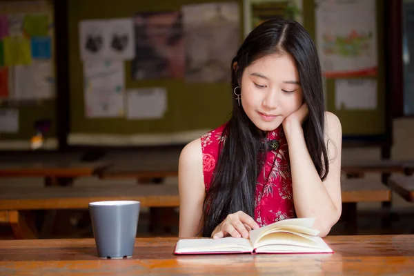Portrét Thajské Teen Krásné Dívky Čínských Šatech Četl Knihu — Stock fotografie