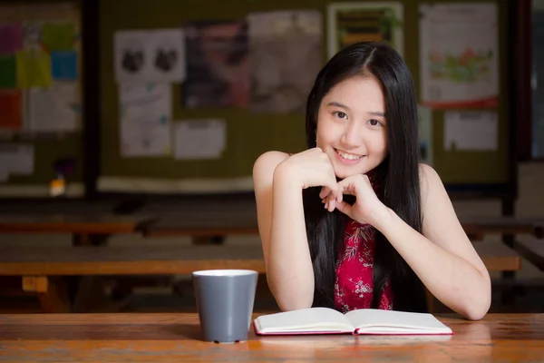 Retrato Tailandés Adolescente Hermosa Chica Vestido Chino Leer Libro —  Fotos de Stock