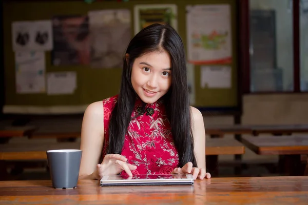 Retrato Tailandés Adolescente Hermosa Chica Vestido Chino Usando Tableta —  Fotos de Stock