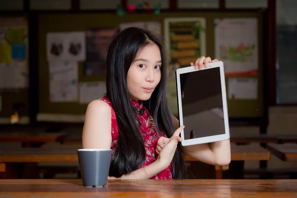 Retrato Tailandés Adolescente Hermosa Chica Vestido Chino Usando Tableta — Foto de Stock