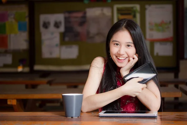 Portré Thai Tini Gyönyörű Lány Kínai Ruha Segítségével Okos Telefon — Stock Fotó