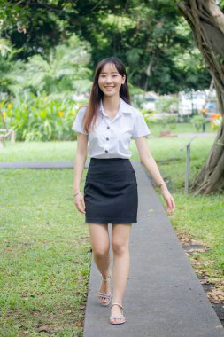 Taylandlı yetişkin öğrenci üniforması portresi. Güzel kız rahatla ve gülümse.