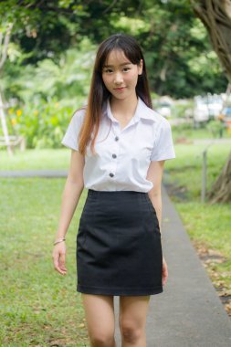 Taylandlı yetişkin öğrenci üniforması portresi. Güzel kız rahatla ve gülümse.