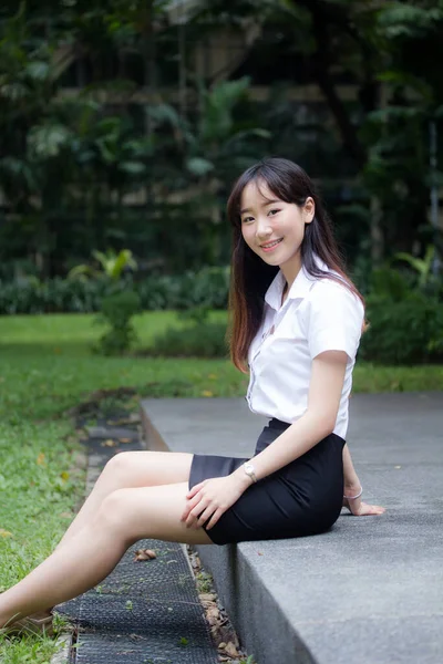 Retrato Tailandês Adulto Estudante Universidade Uniforme Bela Menina Relaxar Sorrir — Fotografia de Stock