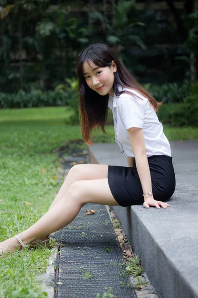 タイの女子大生の肖像 制服美少女リラックスして笑顔 — ストック写真