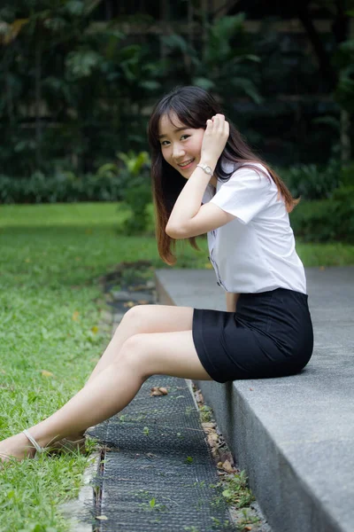 Retrato Tailandês Adulto Estudante Universidade Uniforme Bela Menina Relaxar Sorrir — Fotografia de Stock