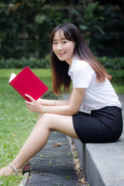 Ritratto Thai Adulto Studente Università Uniforme Bella Ragazza Letto Rosso — Foto Stock