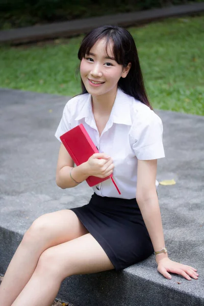 Portret Van Thai Volwassen Student Universiteit Uniform Mooi Meisje Gelezen — Stockfoto