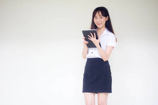 Portrett Den Thailandske Studentuniformen Vakker Jente Som Bruker Nettbrettet Sitt – stockfoto
