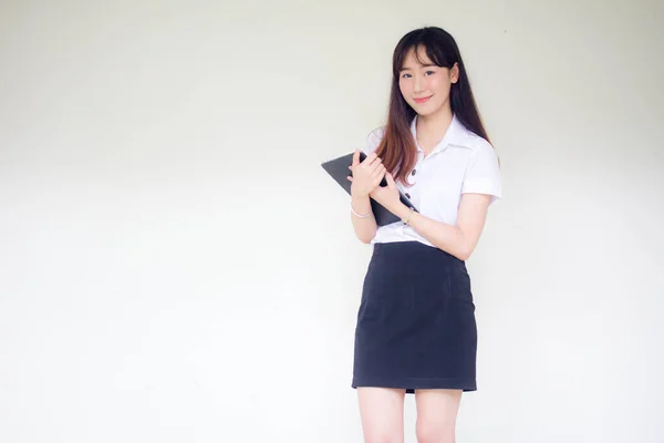 타이성 대학생이 태블릿을 사용하여 아름다운 제복을 소녀의 — 스톡 사진