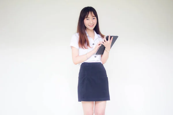 タブレットを使用してタイの大人学生大学制服美しいです女の子 — ストック写真