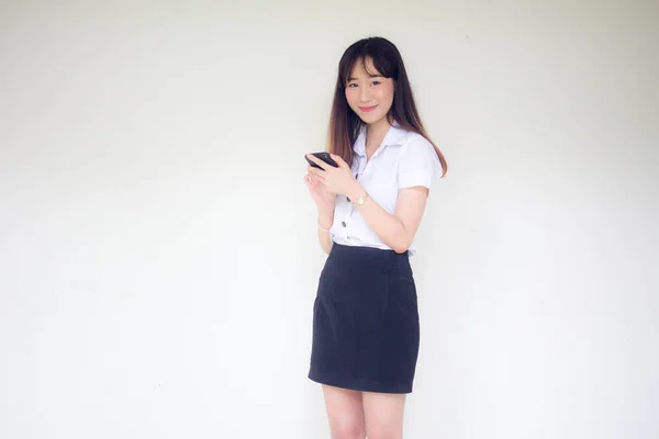 彼女のスマートフォンを使用してタイの大人学生の大学制服美少女の肖像画 — ストック写真