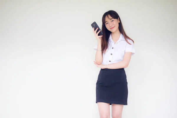 Retrato Tailandés Estudiante Adulto Universidad Uniforme Hermosa Chica Usando Teléfono — Foto de Stock