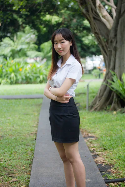 Retrato Tailandês Adulto Estudante Universidade Uniforme Bela Menina Relaxar Sorrir — Fotografia de Stock