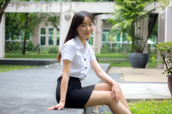 泰国人的肖像画成年大学生校服漂亮女孩放松微笑 — 图库照片