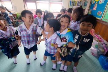 BANGKOK ŞEHRİ, THAILAND - Aralık 2016: 29 Aralık 2016, öğrenciler okulda yeni yılı kutluyorlar. Çocuklar mutlu..