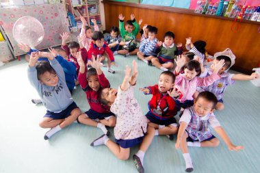 BANGKOK ŞEHRİ, THAILAND - Aralık 2016: 29 Aralık 2016, öğrenciler okulda yeni yılı kutluyorlar. Çocuklar mutlu..