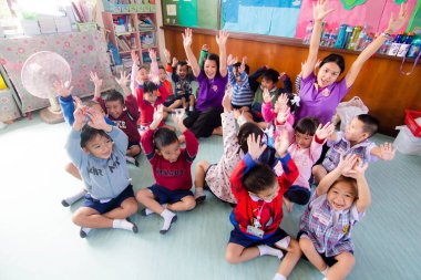BANGKOK ŞEHRİ, THAILAND - Aralık 2016: 29 Aralık 2016, öğrenciler okulda yeni yılı kutluyorlar. Çocuklar mutlu..