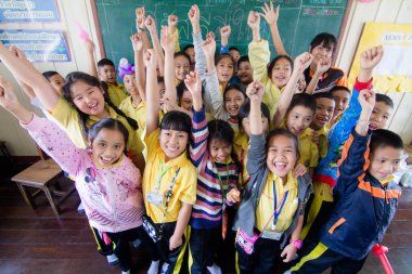 BANGKOK ŞEHRİ, THAILAND - Aralık 2016: 29 Aralık 2016, öğrenciler okulda yeni yılı kutluyorlar. Çocuklar mutlu..