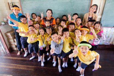 BANGKOK ŞEHRİ, THAILAND - Aralık 2016: 29 Aralık 2016, öğrenciler okulda yeni yılı kutluyorlar. Çocuklar mutlu..