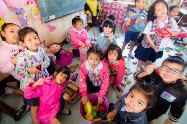 BANGKOK ŞEHRİ, THAILAND - Aralık 2016: 29 Aralık 2016, öğrenciler okulda yeni yılı kutluyorlar. Çocuklar mutlu..