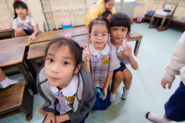 BANGKOK ŞEHRİ, THAILAND - Aralık 2016: 29 Aralık 2016, öğrenciler okulda yeni yılı kutluyorlar. Çocuklar mutlu..