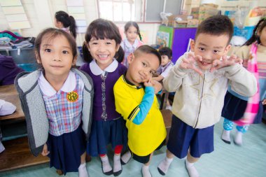 BANGKOK ŞEHRİ, THAILAND - Aralık 2016: 29 Aralık 2016, öğrenciler okulda yeni yılı kutluyorlar. Çocuklar mutlu..