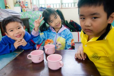BANGKOK ŞEHRİ, THAILAND - Aralık 2016: 29 Aralık 2016, öğrenciler okulda yeni yılı kutluyorlar. Çocuklar mutlu..