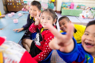 BANGKOK ŞEHRİ, THAILAND - Aralık 2016: 29 Aralık 2016, öğrenciler okulda yeni yılı kutluyorlar. Çocuklar mutlu..