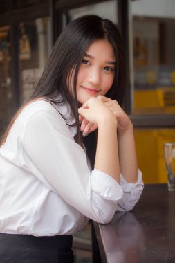 Tayland portresi yetişkin ofis kızı rahatla ve gülümse.