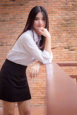 Tayland portresi yetişkin ofis kızı rahatla ve gülümse.